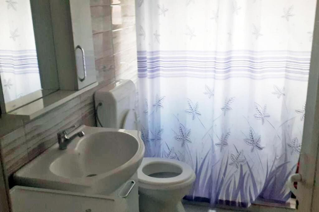 Lovely 1 Bedroom Within Walking Distance, Views Peje Bagian luar foto